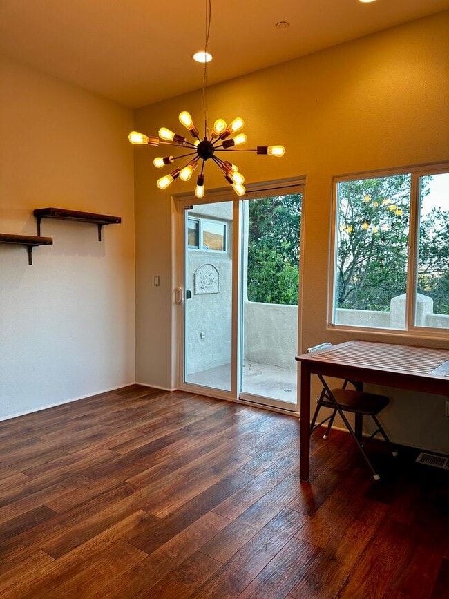 Building Photo - 3 bed 2 bath Well-Maintained Home in Prime...