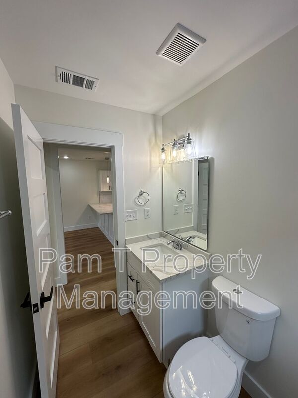 Building Photo - 618 E Waldburg St