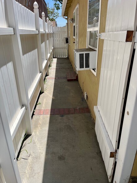 Building Photo - 729 E Angeleno Ave