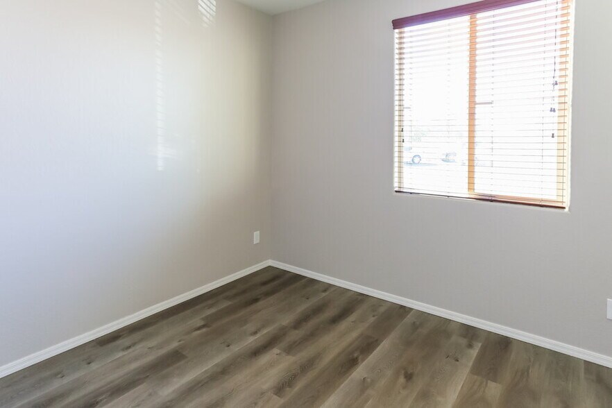 Building Photo - 6405 S 47th Dr