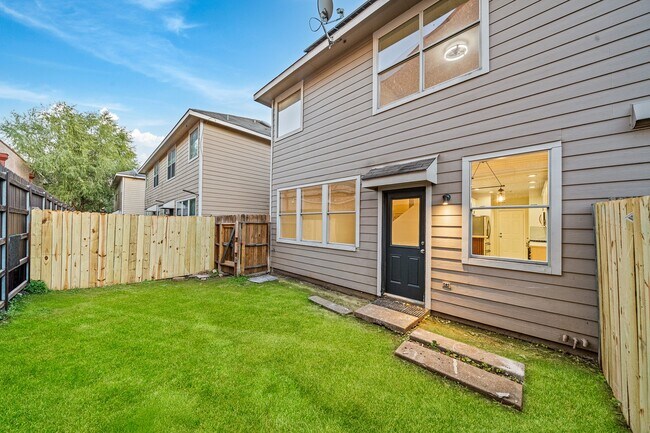 Building Photo - 16118 Market Garden Ln