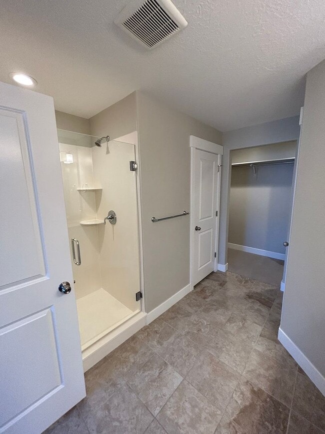 Building Photo - 4 Bedroom Exchange Townhome