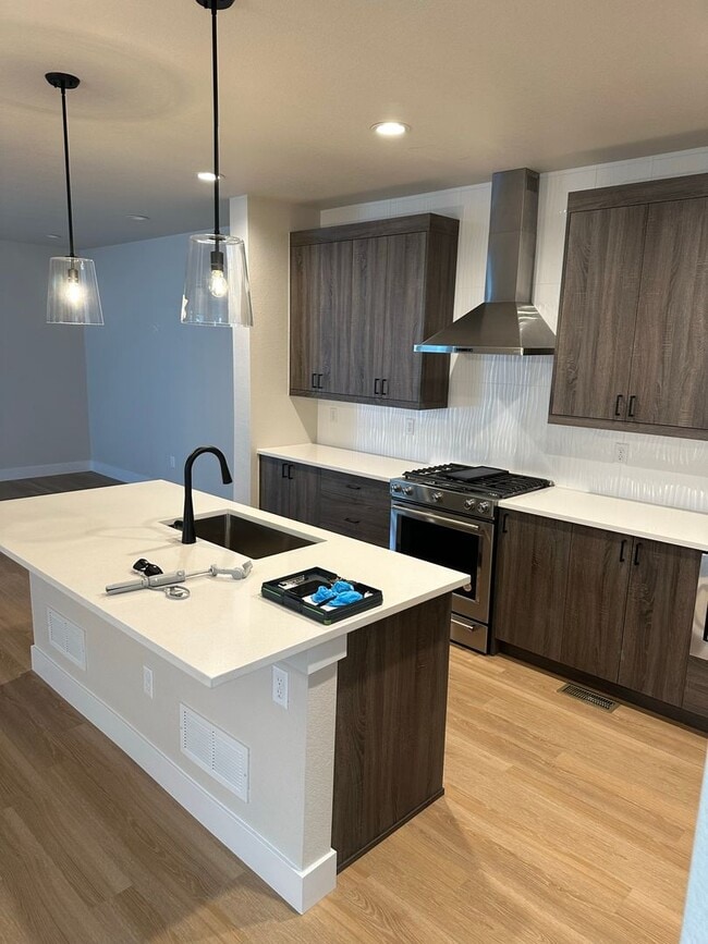 Building Photo - Beautiful Painted Prairie - 4 Bed room home - Available April!!