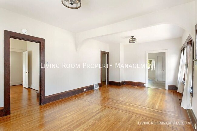 Building Photo - 6813 N Michigan Ave