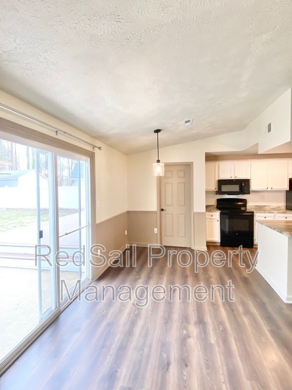 Building Photo - 725 Chatsworth Dr