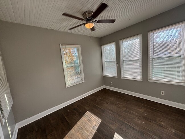 Building Photo - Coming Soon! 3 bedroom 1 bathroom house !