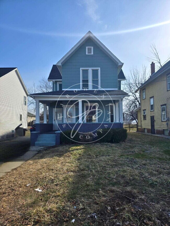 Building Photo - 1/2 off deposit with approved application! Bright & Updated 2-Bedroom Upper | Private Entry | Wat...