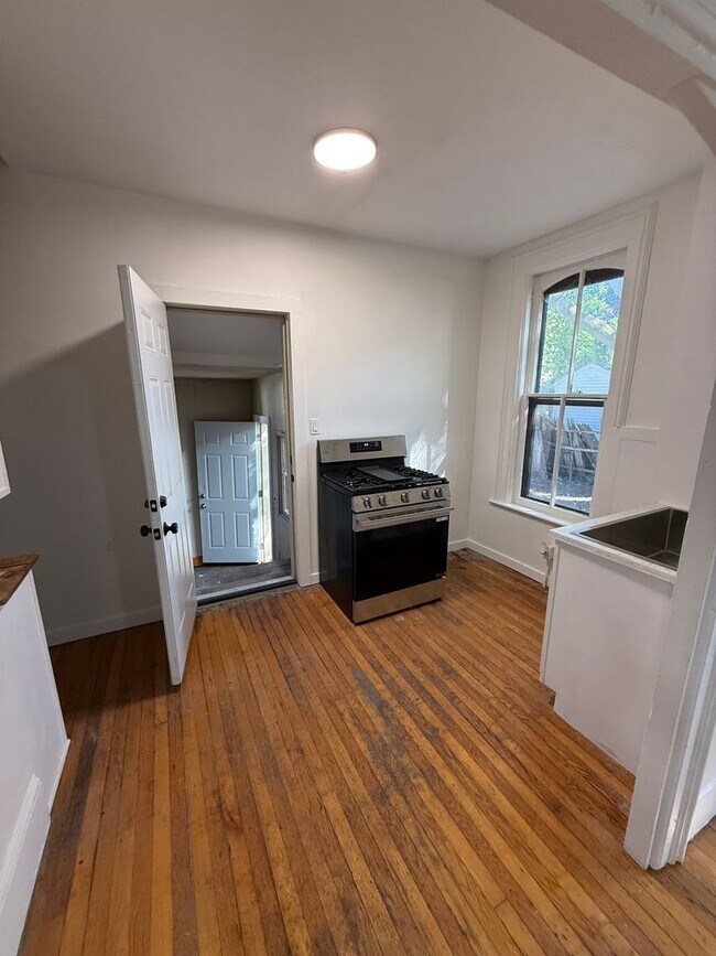 Building Photo - 584 Mt Vernon St