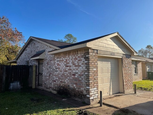 Building Photo - 3bd 1.5 bath 1 car garage home near Hiram Clarke and 2234