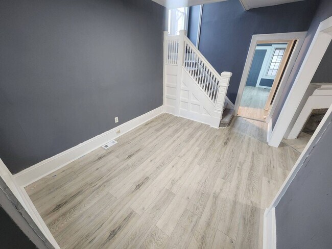 Building Photo - 1365 E 89th St