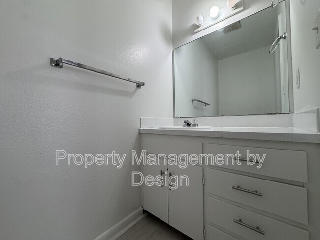 Building Photo - 1039 5th St