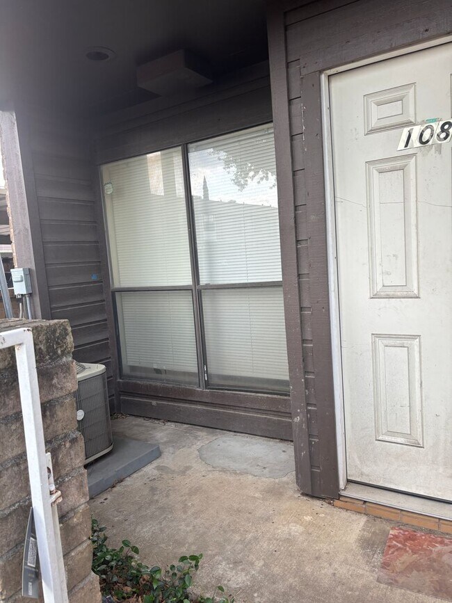 Building Photo - 1 bed 1.5 bath Apply now! $200 Move in Special