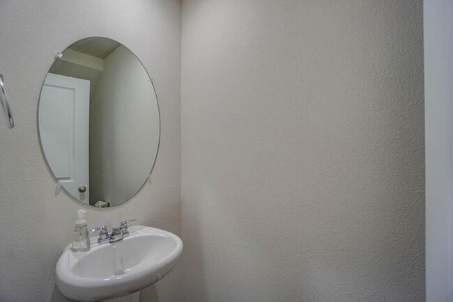 Building Photo - 5824 NE 80th Ct