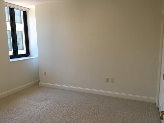 Building Photo - 875 Elm St