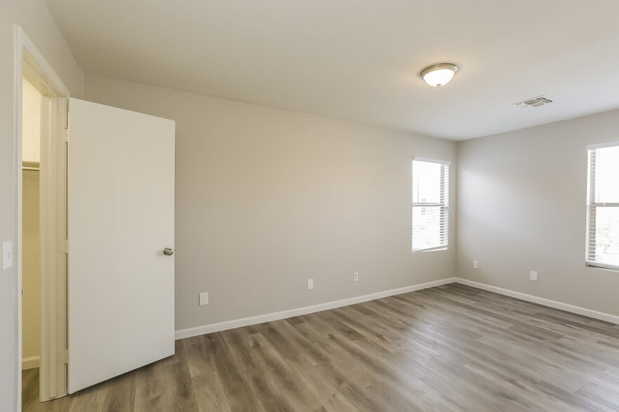 Building Photo - 2217 E 35th Ave