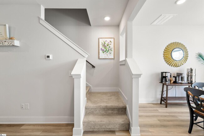 Building Photo - 127 Shallons Dr