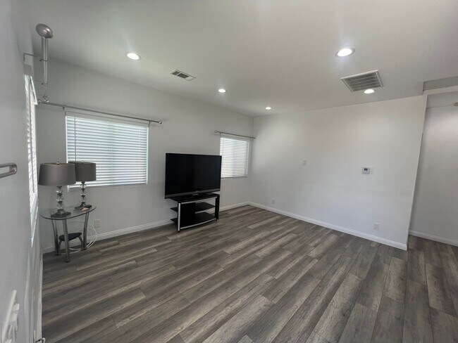 Building Photo - 1830 W Bernardy Pl