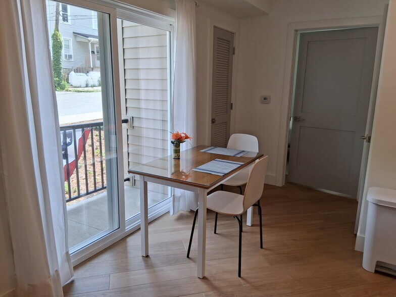 2-Seat dining area - 517 18th St