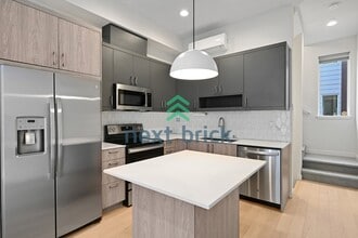 Building Photo - "Charming 3-Bedroom Townhouse Retreat in the Heart of Seattle - 3104C SW Avalon Way!"