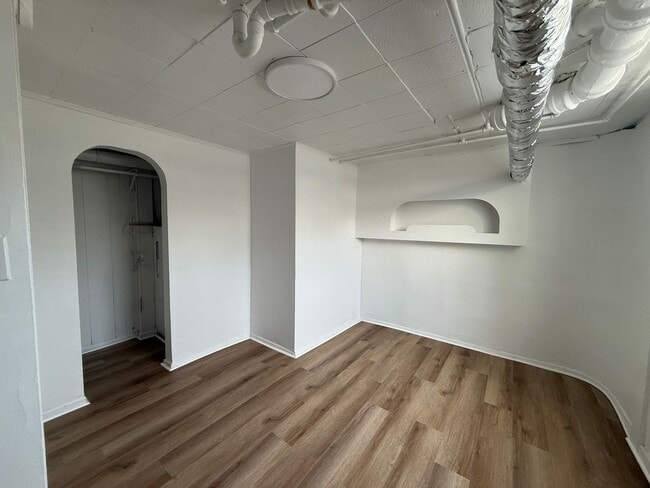 Building Photo - 1 bedroom, 1 bathroom Apartment! AVAILABLE NOW!