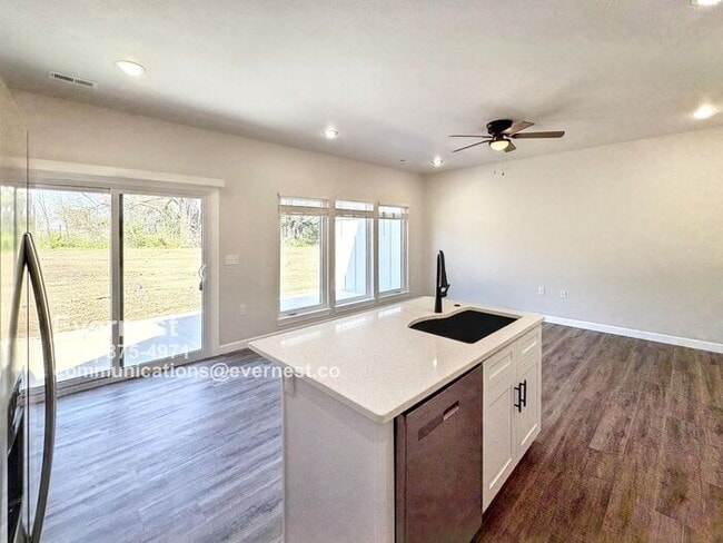 Building Photo - Beautiful 3-Bedroom Townhome with Modern A...