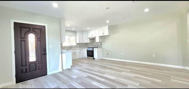 Building Photo - 5830 N Vista St