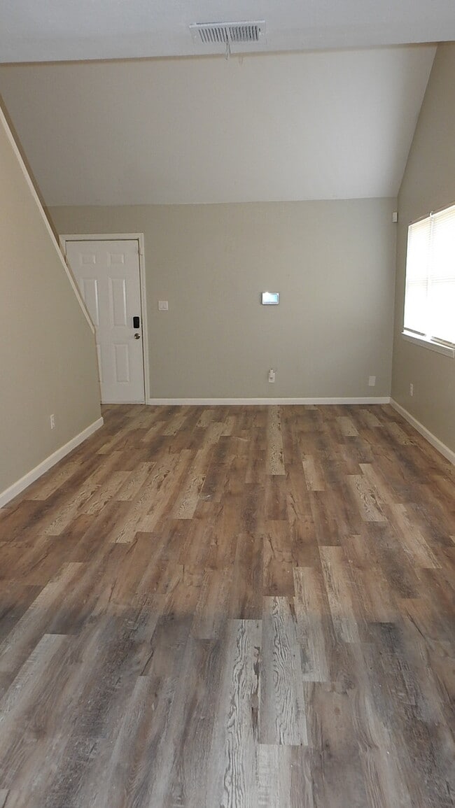 Building Photo - Incredibly spacious 4 bedrooms and 2 baths top-floor duplex located on Elmwood Ave in Kansas City...