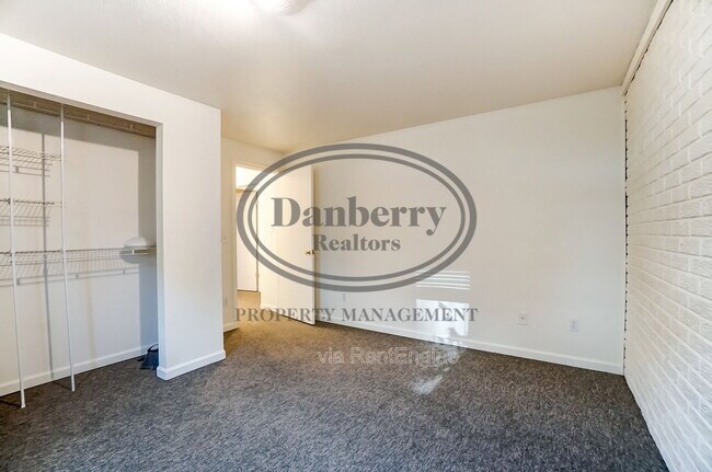 Building Photo - 3704 Willow Run Dr