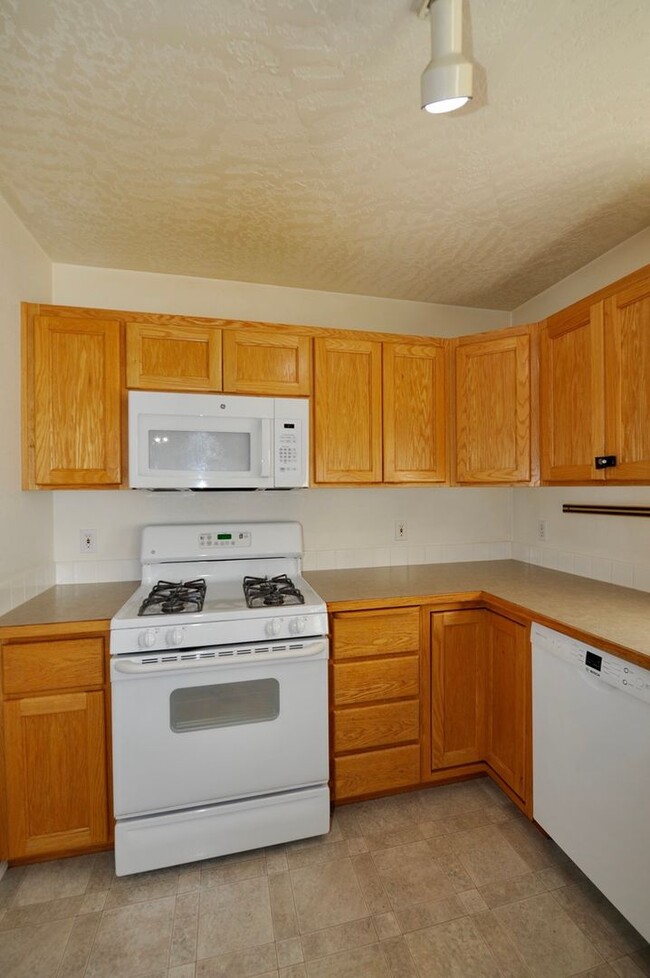 Building Photo - Broadmoore Community, 4 bed 2.5 bath