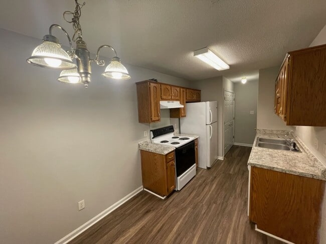 Building Photo - FIRST MONTH HALF PRICE! Beautiful town house in Collierville!