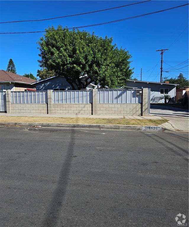 Building Photo - 8928 Cayuga Ave