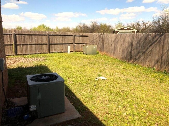 Building Photo - $200 off your move in by May 15th! Located in Edgewood Manor and in Mustang School District!, Nea...