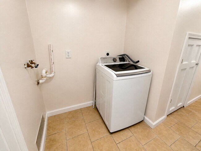 Building Photo - 4 Bed 2 Bath Townhouse for Rent in Rome, NY