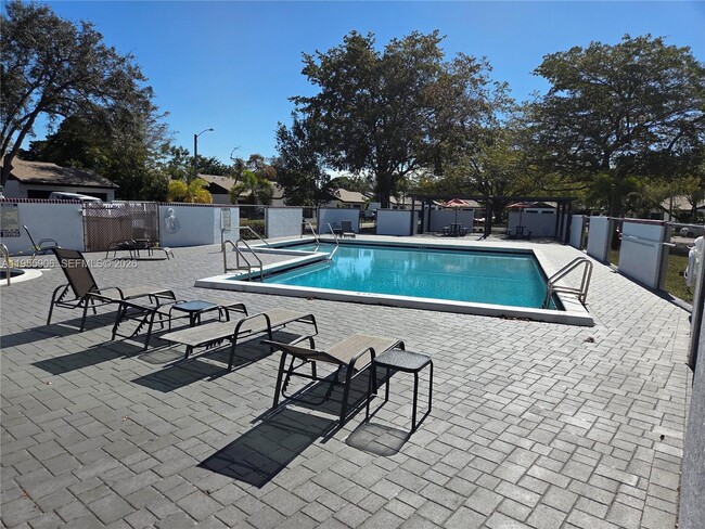 Building Photo - 9352 Wedgewood Ln