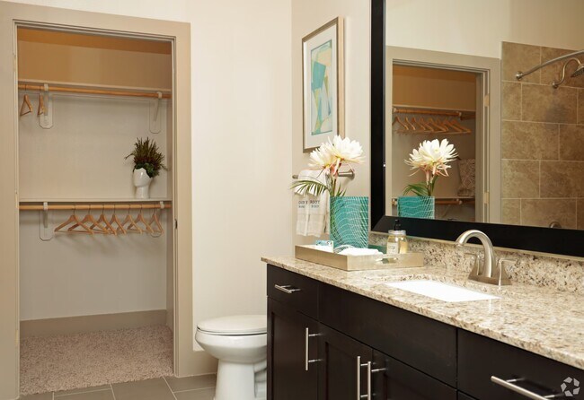 Building Photo - 2-Bed Luxury + 1 Month Free Special!