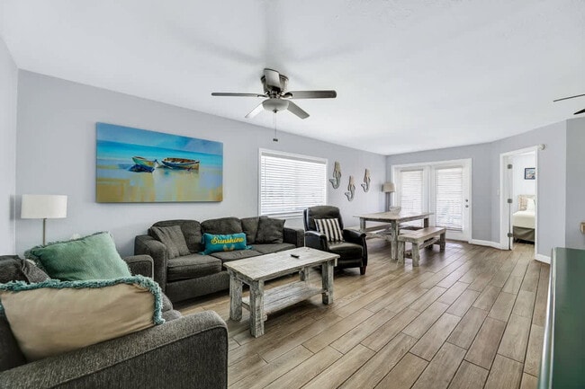 Building Photo - 132 E Gardenia St