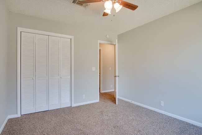 Building Photo - Amazing and spacious 3/2.5 Hermitage Townhouse with fireplace & patio!!! Pets ok!