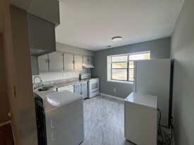 Building Photo - 908 Silver Ct