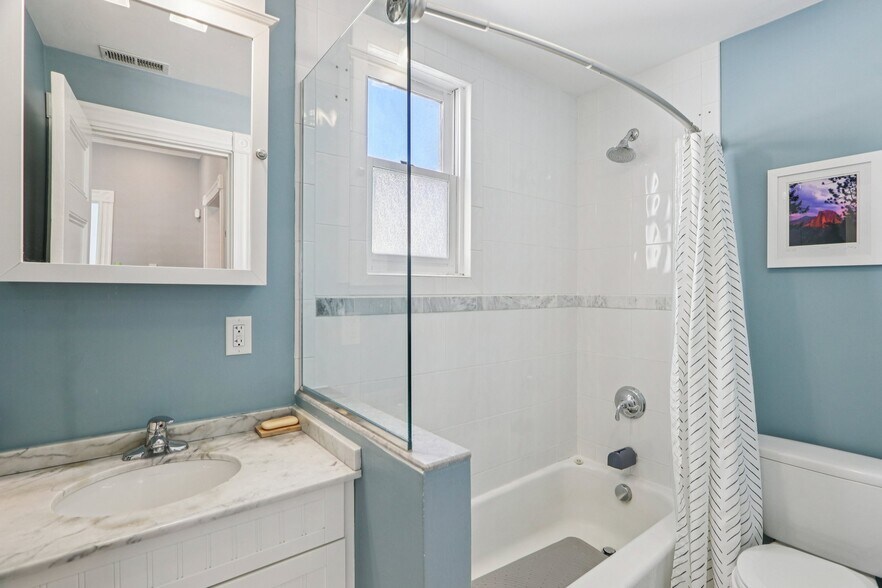 Building Photo - 424 Centre St