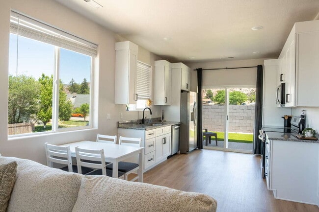 Building Photo - Private Bedroom with Private Bathroom – Fully Furnished & Move In Ready