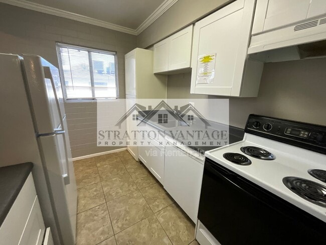 Building Photo - 810 E Colter St