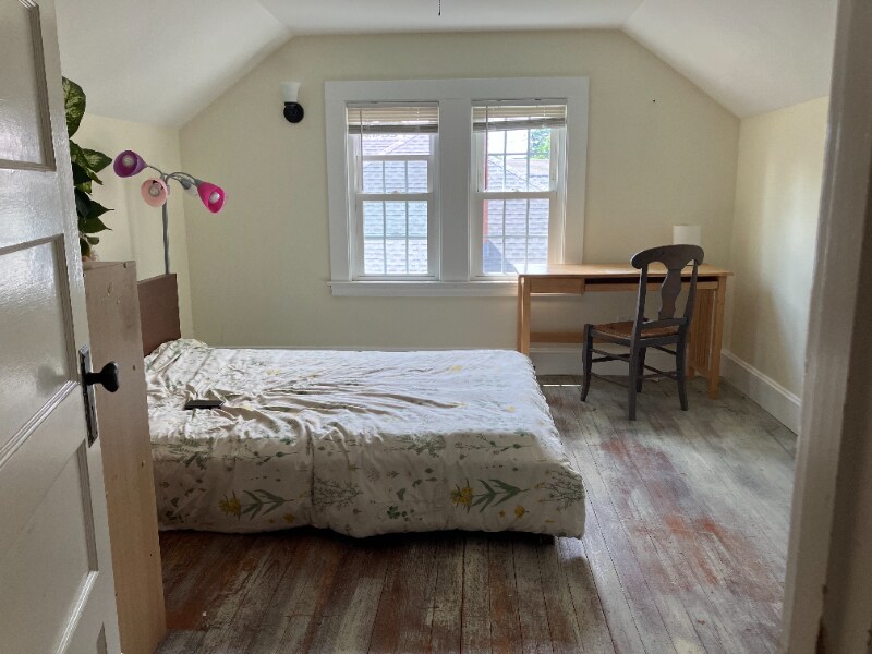 Building Photo - 55 Quaker Ln N