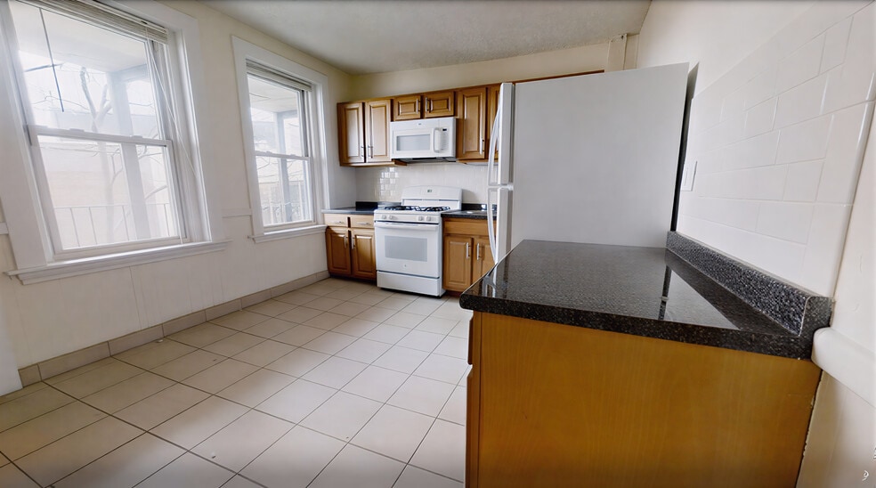 Primary Photo - 15 Barrows St