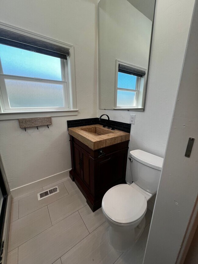 Building Photo - Remodeled Single Story 3 Bedroom/2 Bathroo...