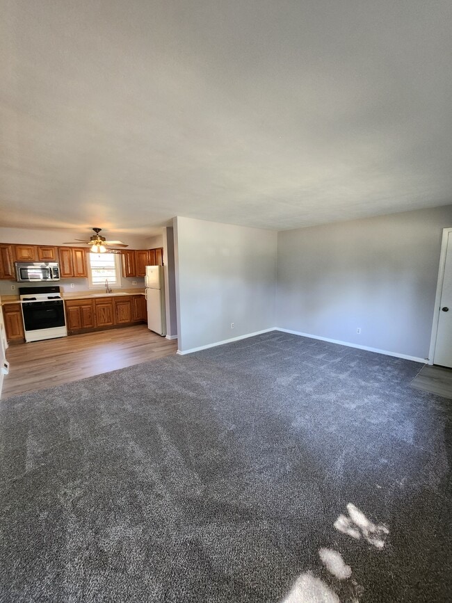 Building Photo - 613-617 W Sheridan Court