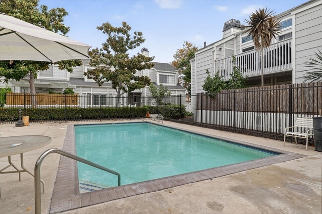 Building Photo - Spacious 3-Bedroom Townhome in Orangethorp...