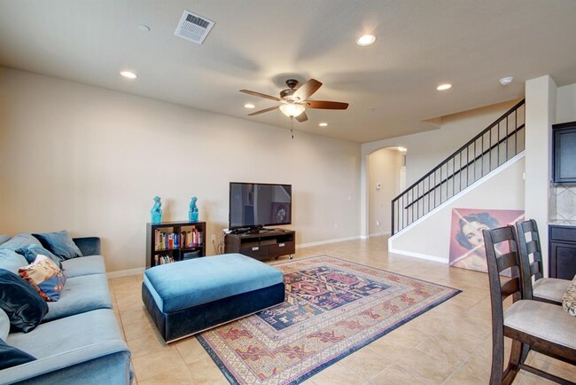 Building Photo - 2880 Donnell Dr