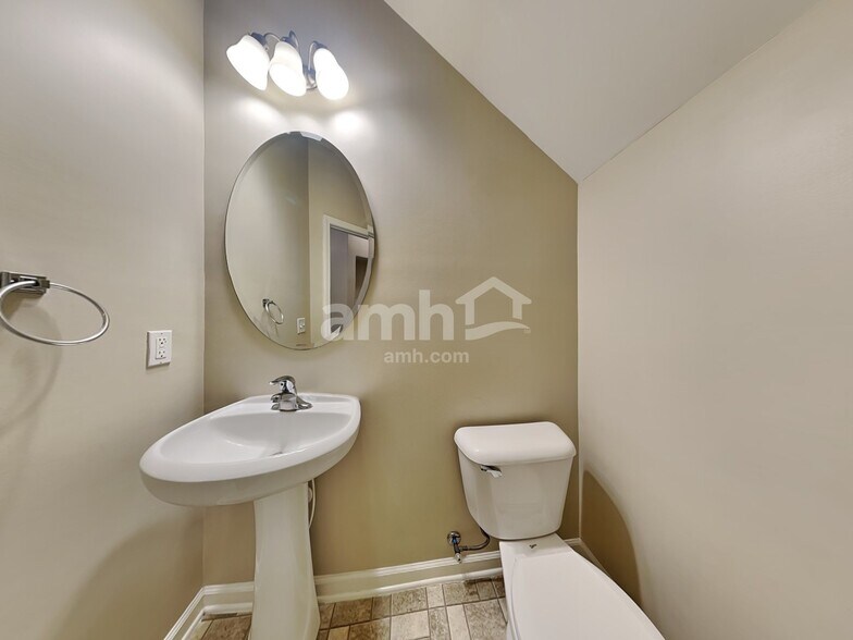 Building Photo - 75 Summer Hill Way