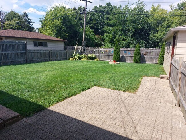 Primary Photo - 3 bedroom 1.5 bath brick ranch home with f...