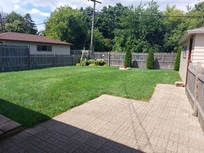 Building Photo - 3 bedroom 1.5 bath brick ranch home with f...